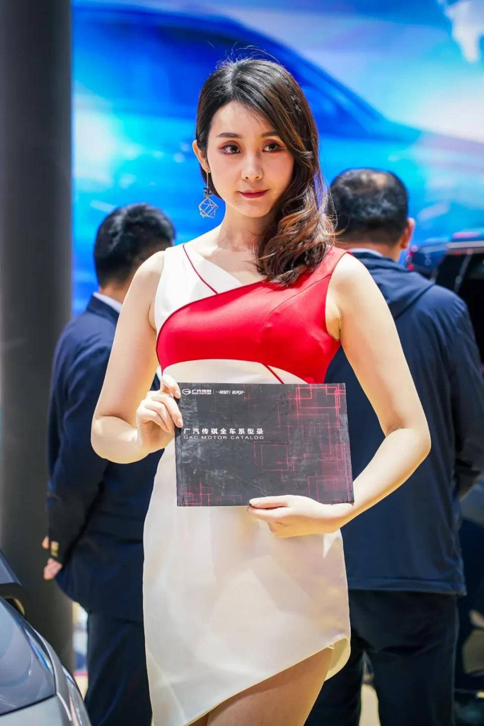 点击进入看图评论 图赏:上海车展上的车模小姐姐们(图27)