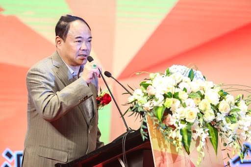 何鸿燊干儿子何大志现身,打扮素朴似包工头,与崩牙驹关系匪浅_澳门