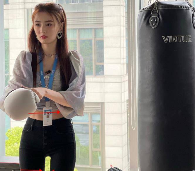 徐璐出席活动被拍生图26岁这状态太绝了这腿围是真实存在吗