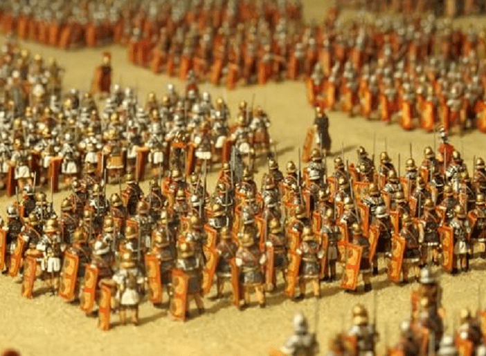 分为罗马军团与同盟军团,按照共和国中后期同一时期作者波利比阿记载