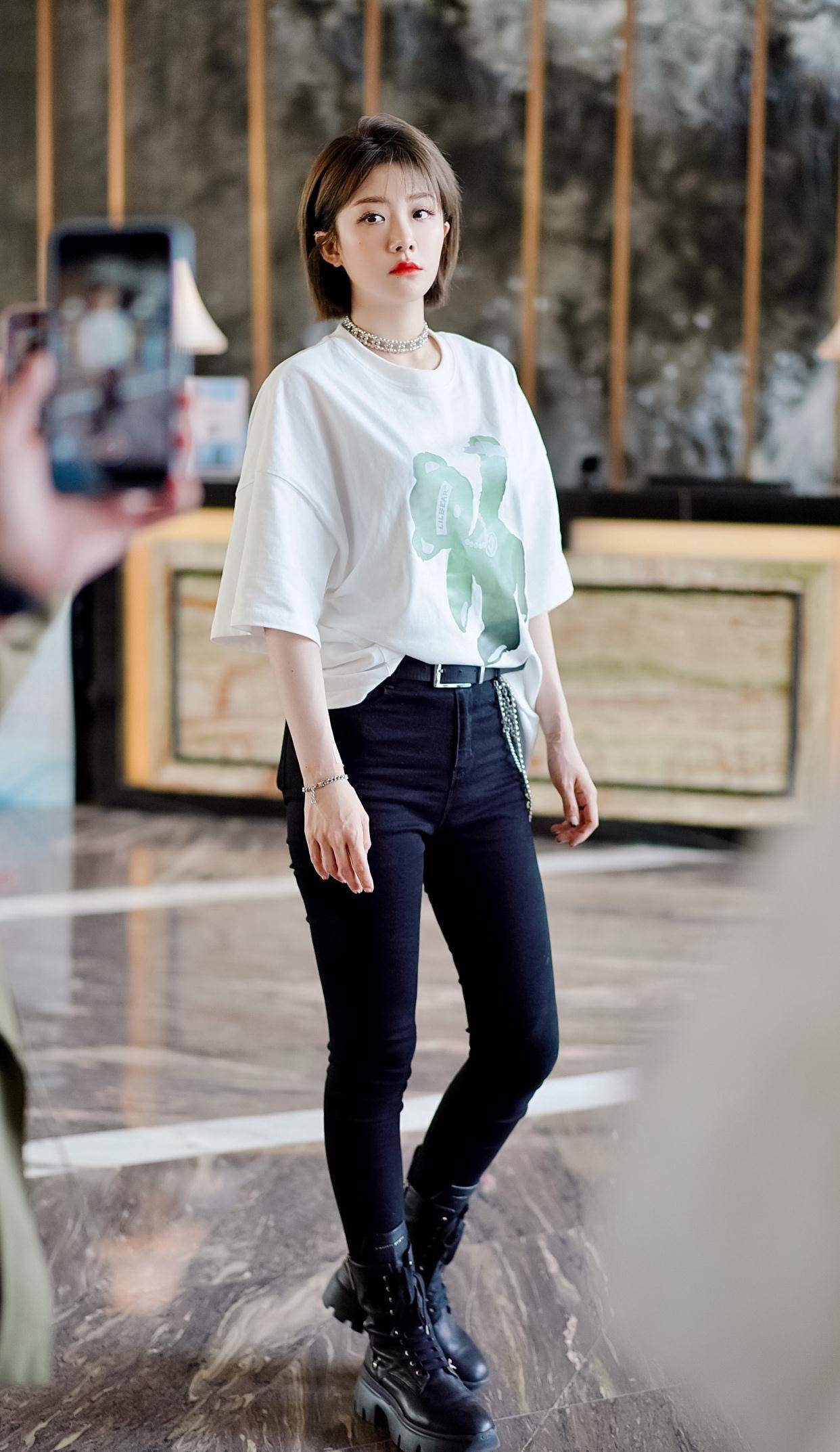长腿女神喻言白t恤牛仔裤简约又利落短发刘海造型又甜又美