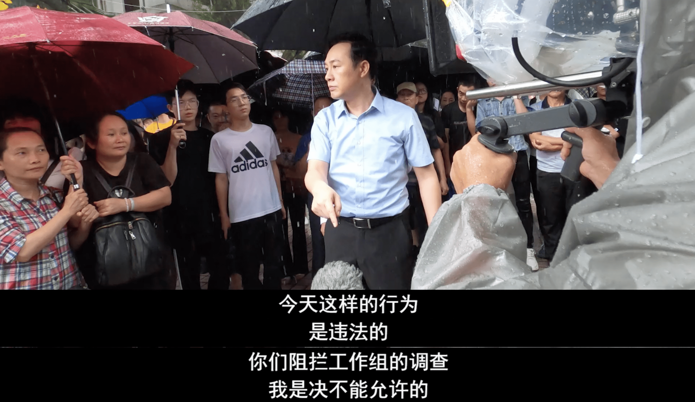 在《扫黑·决战》里,张颂文饰演魏河县县长曹志远,把角色演绎得立体多