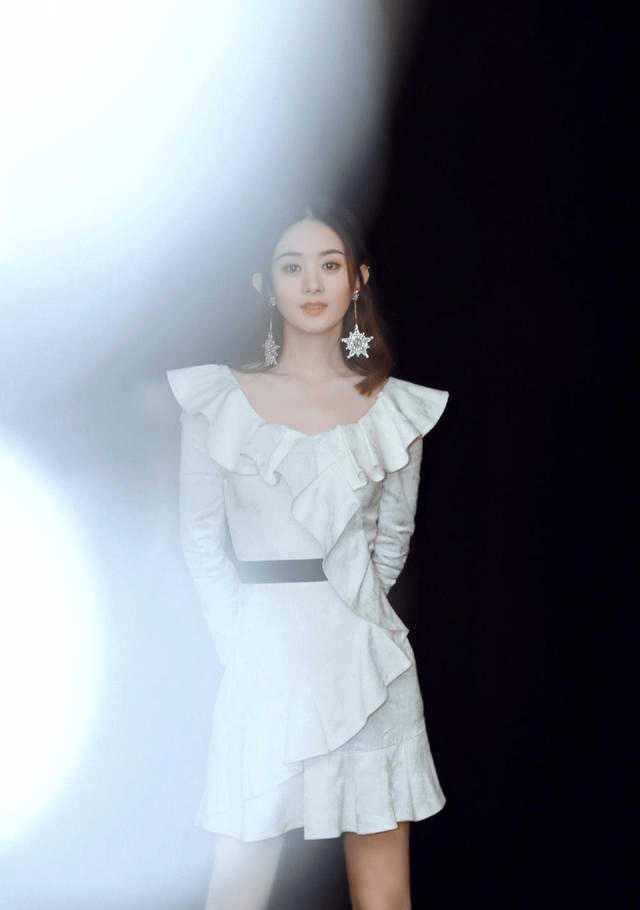 款精致闪钻镂空五角星小清新耳环,个性显脸瘦,长款耳坠和她的脸型很搭