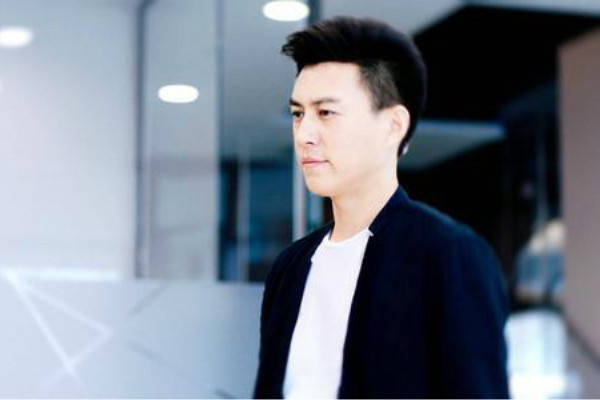 好男人靳东，与大9岁的江珊同居5年，却为何转身娶了二婚的李佳？