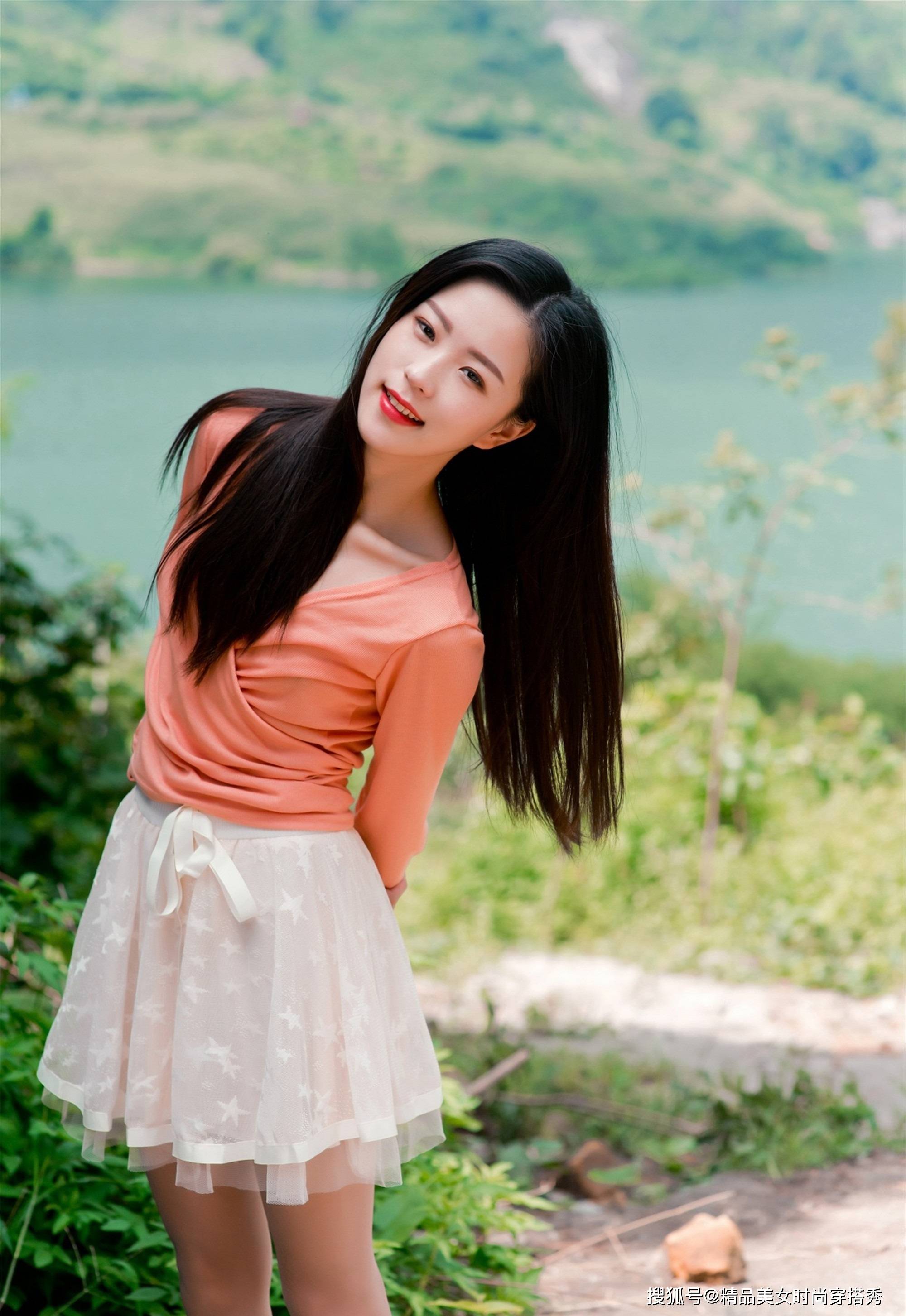 这样的穿搭尽显淑女甜美范又十分的清爽,夏日里穿着再适合不过了.