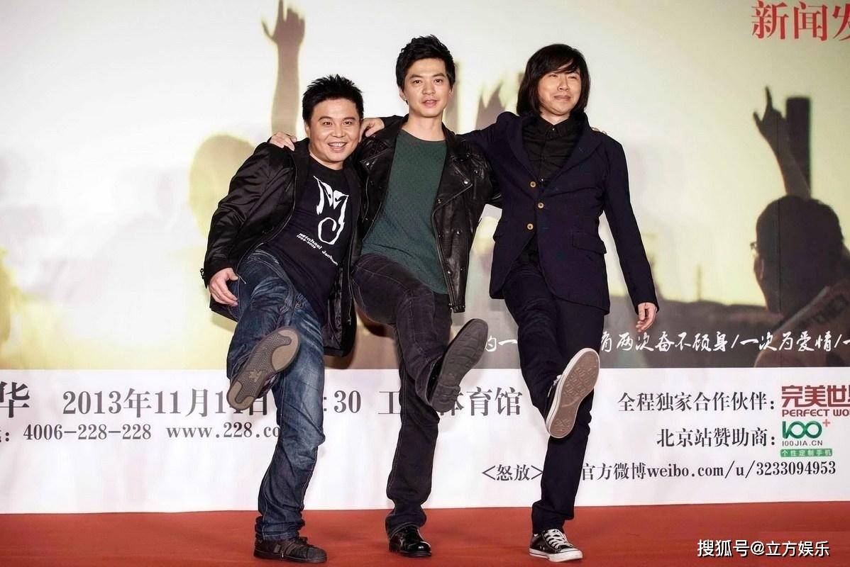 李健献唱清华校庆,与水木年华同台不同框