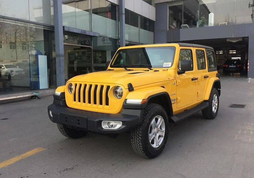 这位车主是一名女士,这名女车主是刚刚从4s店提的北京吉普越野车,因为