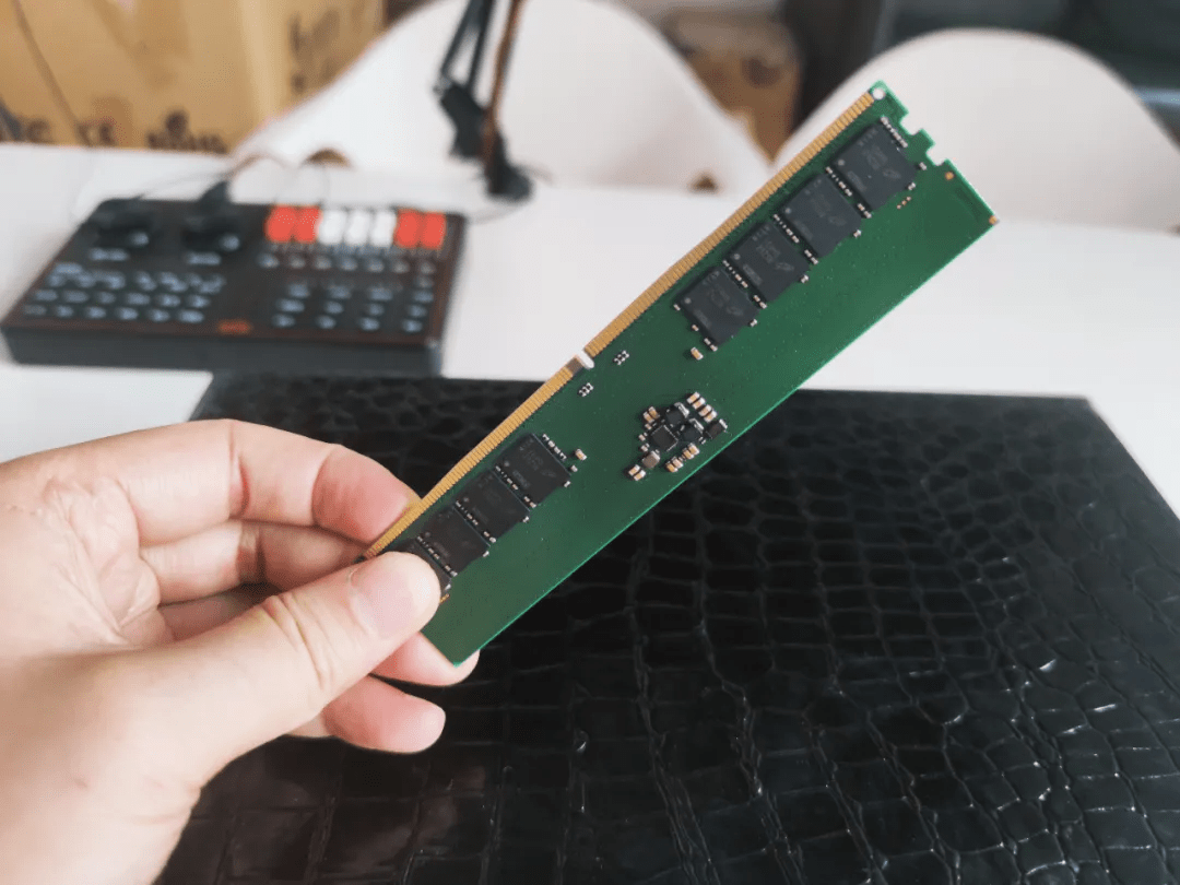 频率|嘉合劲威首批DDR5内存条量产下线