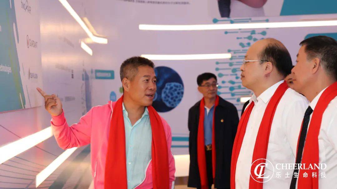 刘如银董事长讲解乐土展厅