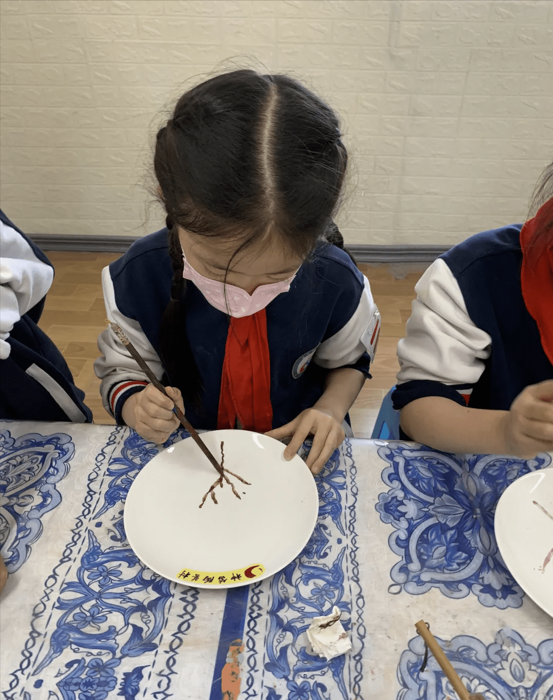 北京市顺义空港第二小学二年级学生走进神笛陶艺村 体验制陶全过程