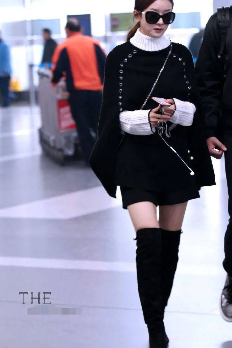 67赵丽颖也有强势一面黑色斗篷搭过膝长靴摩登女王范十足