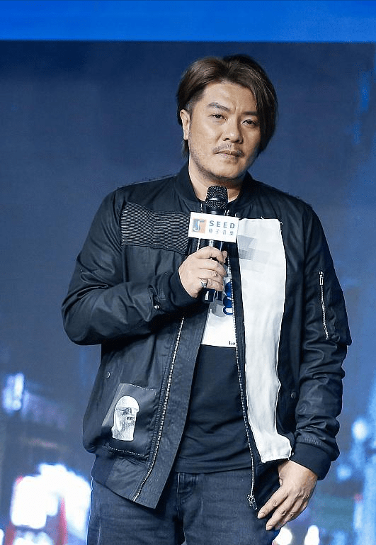 原创阿杜罕见带儿子录歌,近照穿拖鞋梳大背头老好多,5岁儿子太像他