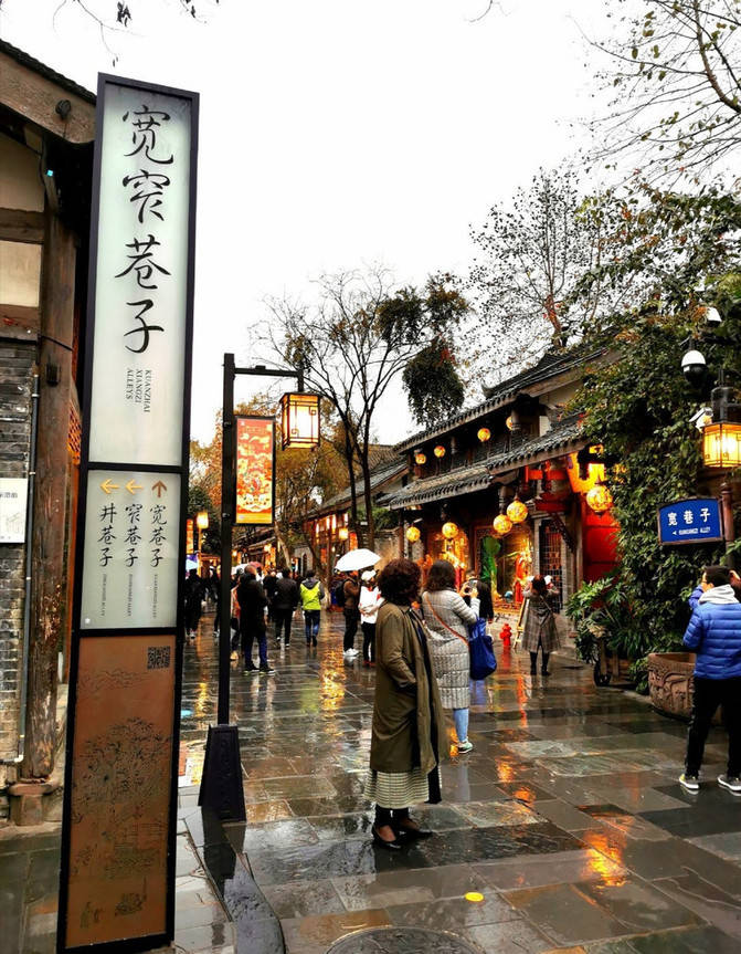 从宽窄巷子的入口走到鹪鹩不过短短两百米,却能足足逛上半小时.