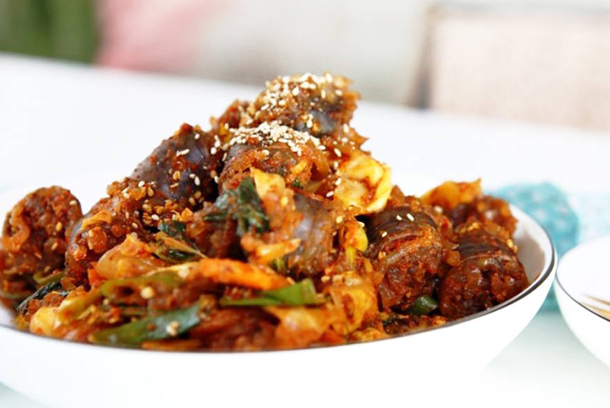 看着很有食欲的辣炒米肠,家乡的味道,你还记得回家的那条路吗?