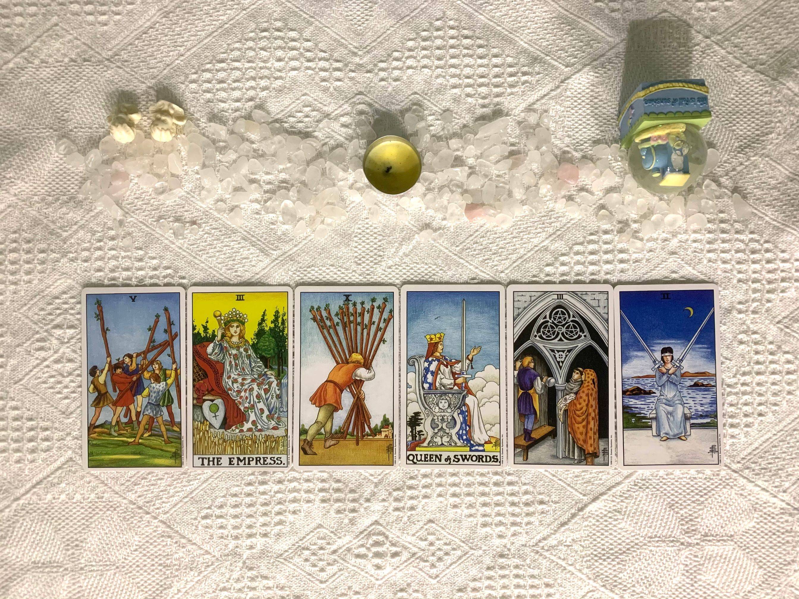 权杖五 女皇牌 权杖十 宝剑王后 星币三 宝剑二我们先来看一下整个牌