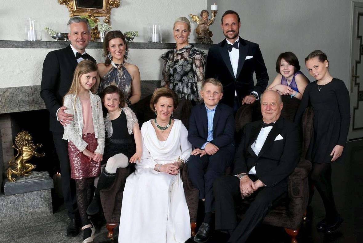 47岁帅气挪威王储：不顾国王反对，娶平民王妃，小儿子是个戏精