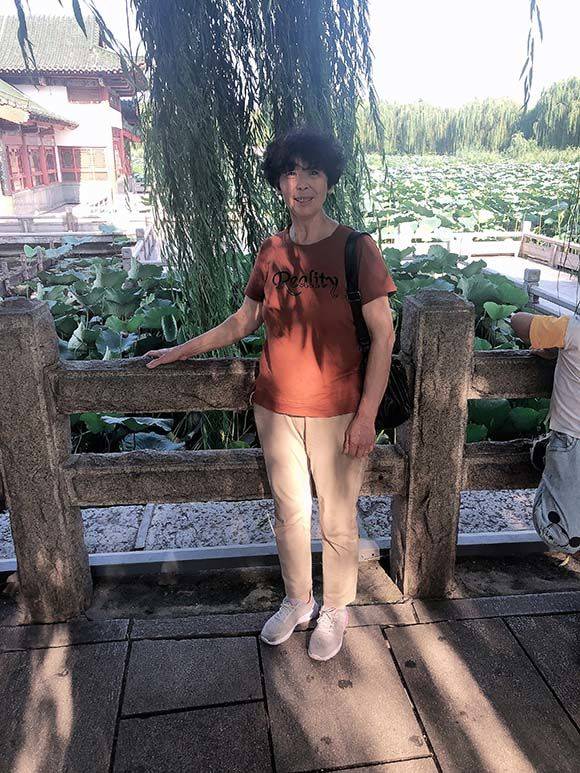 画家常淑芳以形达意敷色层层渲染