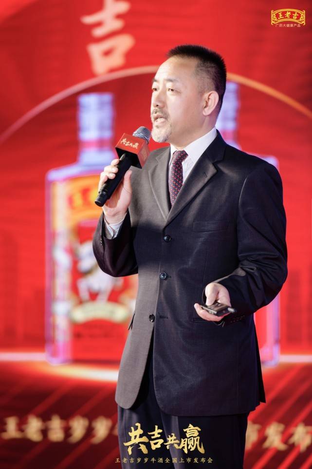 王老吉岁岁牛酒联合创始人吴宝良先生,现场讲解王老吉岁岁牛酒的诞生