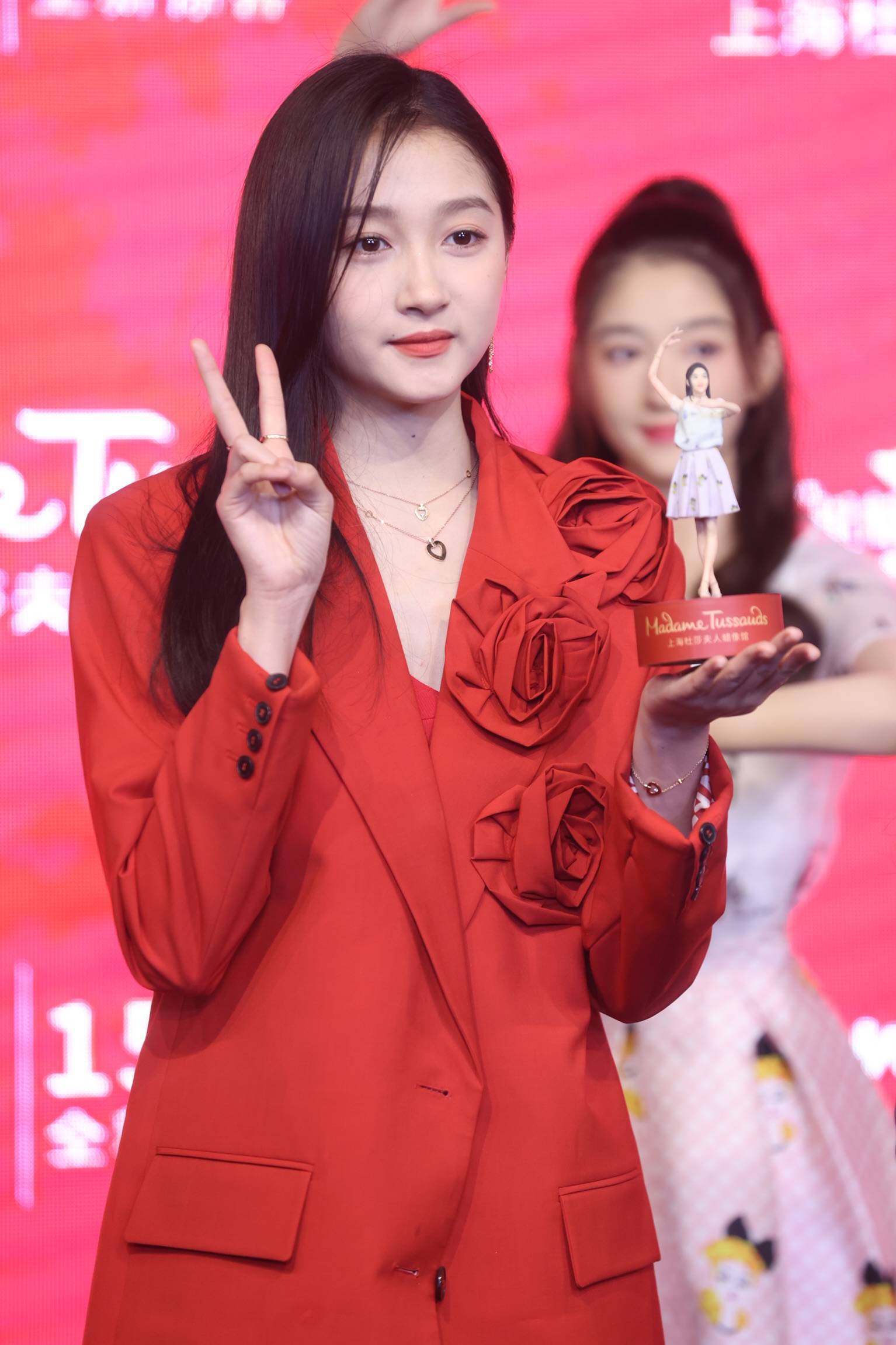 拥有蜡像的5位90后女明星:关晓彤年纪最轻,歌坛小天后时间最早