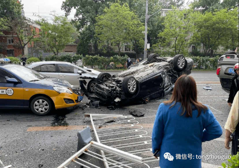 北京迈腾与mini斗气,双双翻车,现场冒烟像战场!