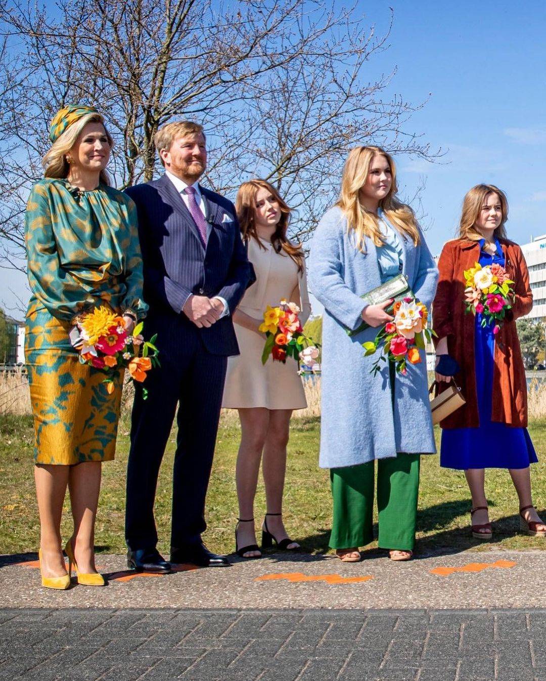 荷兰王室齐聚,一家五口颜值似复刻,200斤大公主穿阔腿裤太笨重