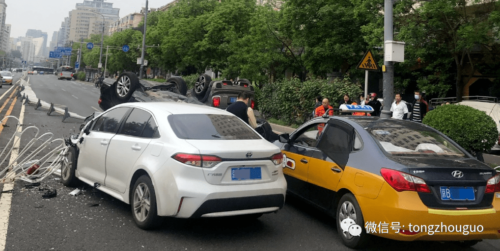 惨烈北京迈腾与mini斗气双双翻车现场冒烟像战场