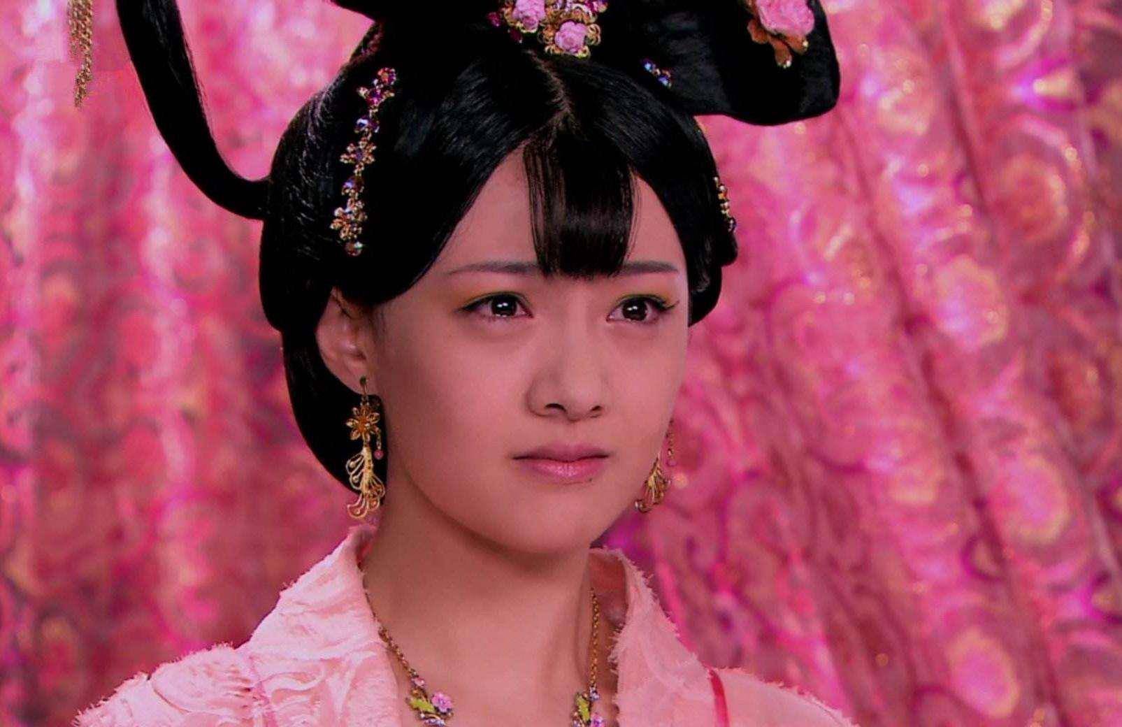 她就是李隆基的女儿寿安公主,寿安公主的生母是外国人,名叫曹野那姬.