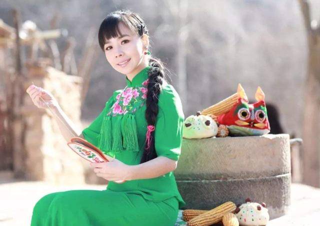 她是著名歌手,嫁经纪人后回农村,半夜抱怨带娃辛苦_王二妮