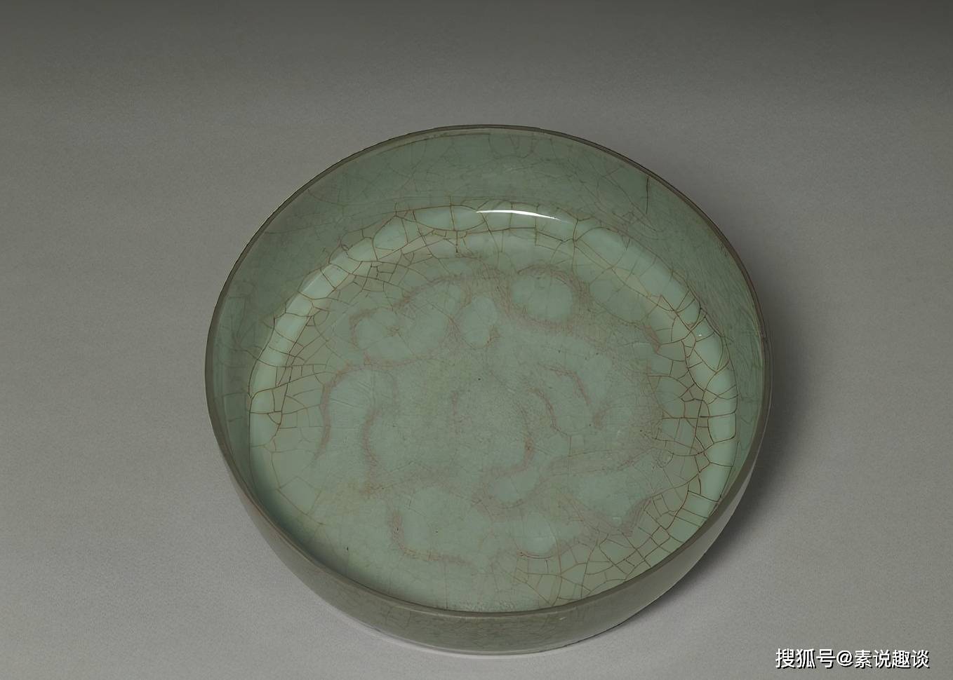 被质疑的汝窑盘,估价超过1200万,蟹爪纹和开片十分精美_瓷器