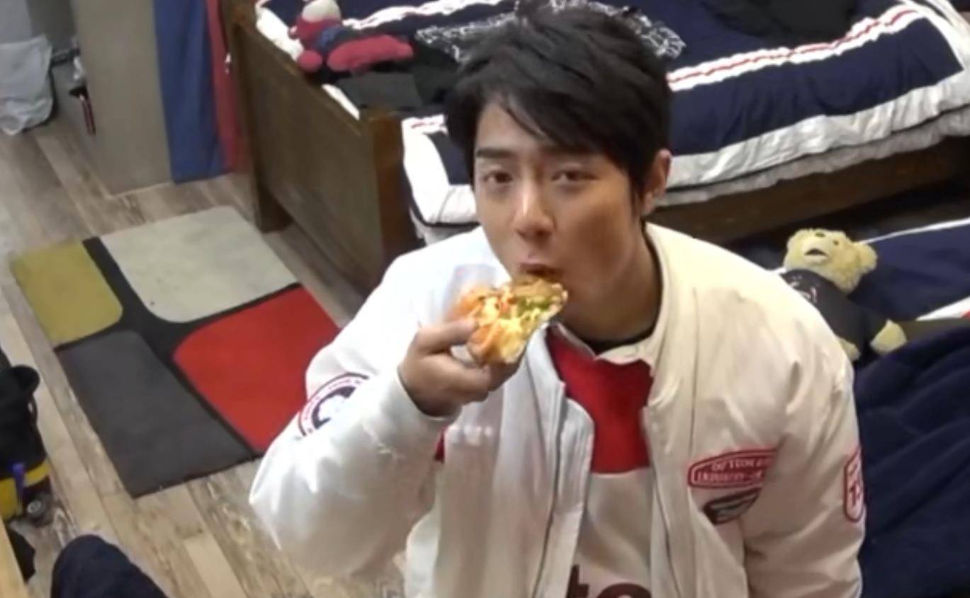 吃货本性暴露,肖战打假小队再次辟谣!_面包