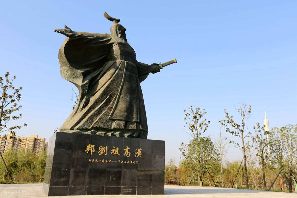 秦汉系列故事:刘邦义气慷慨放囚徒,大泽之中挥剑斩白蛇