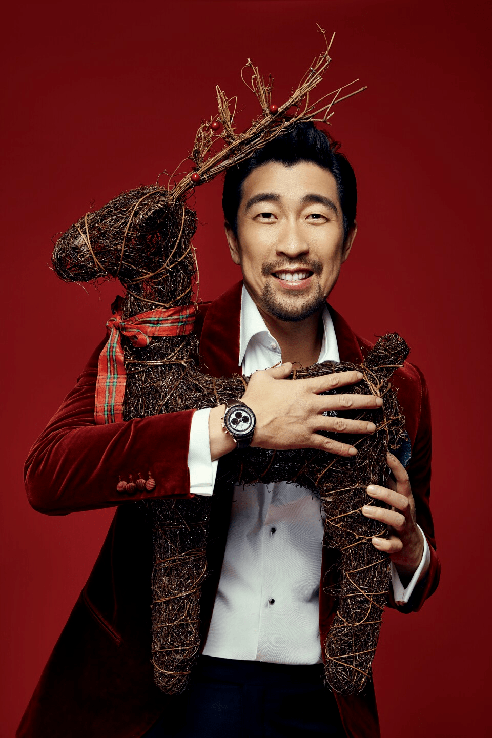 硬汉也有反差萌王千源穿休闲大衣拍写真笑起来迷住少女心