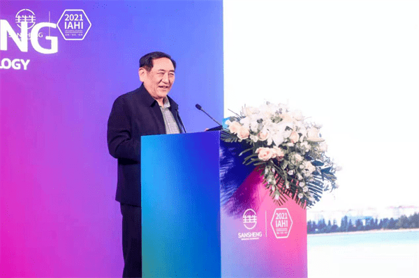 宁波三生董事长周立明在发表开幕致辞强调:"中国养猪行业在挫折中成长