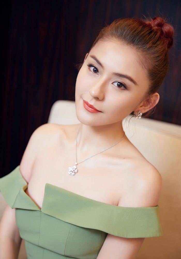 热依扎身材走样胖到认不出!腿粗撑满宽松裤,这尺寸网友看懵了!_张柏芝