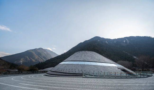 九寨沟沟口游客服务中心盘旋的造型如同法螺