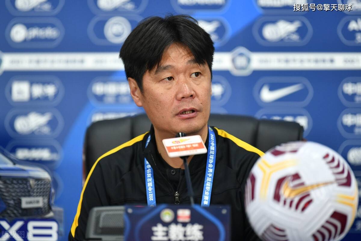 裁判丧失底线?武汉队遭遇争议判罚惹热议,李霄鹏苦笑