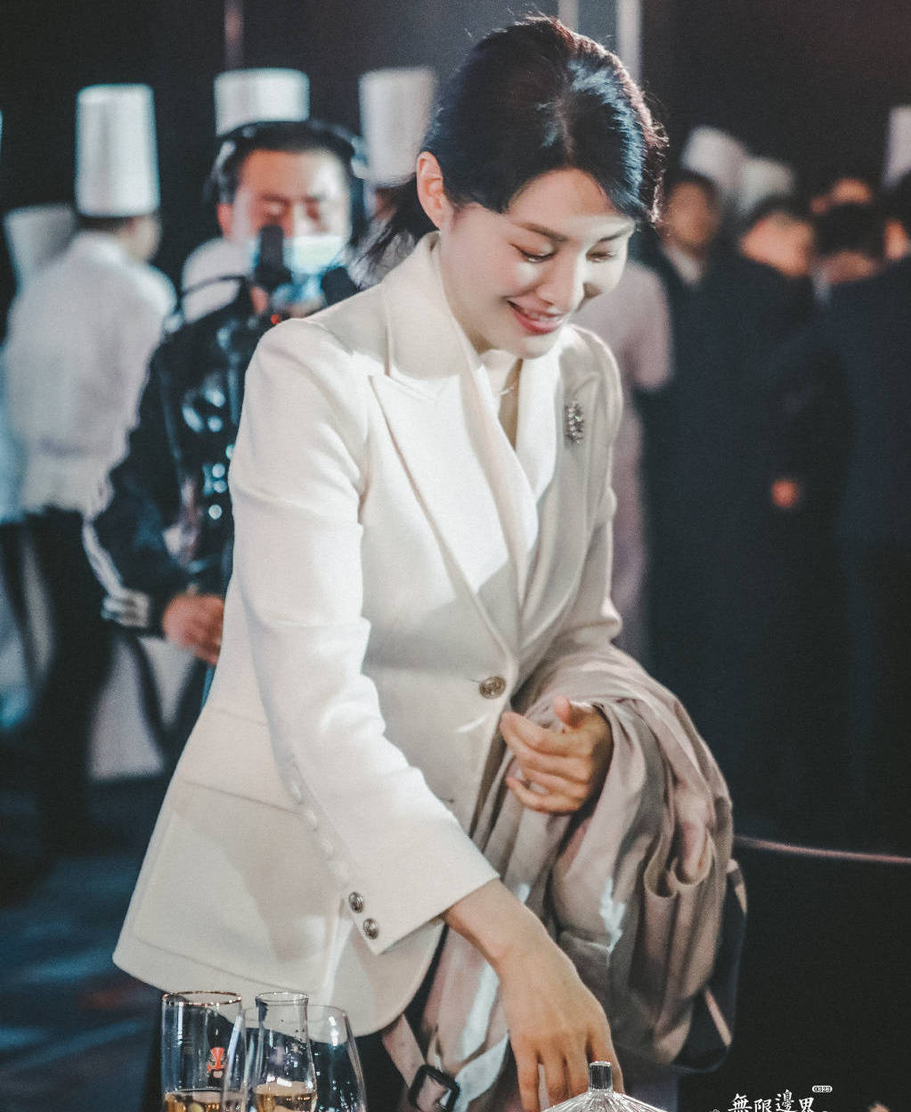 周涛穿白色西装气质优雅 干练大气显知性女人魅力