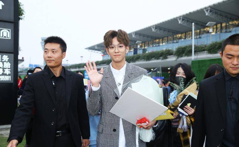 父母ktv涉黄涉毒余景天方否认做过负面行为却完全不提父母