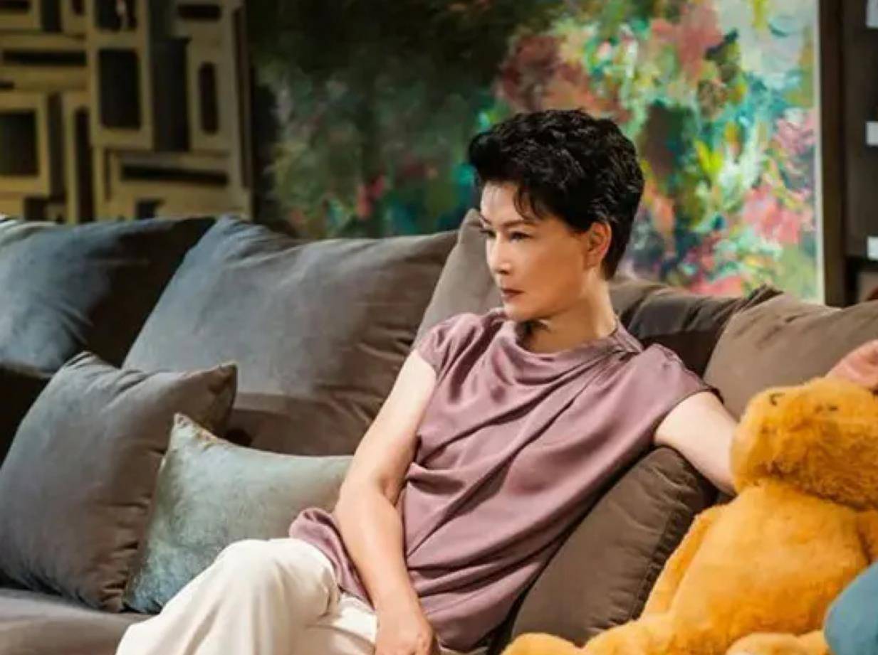 剧中,女主角南俪的妈妈赵娜,也被称为"长公主",年轻时因老公(南建龙)