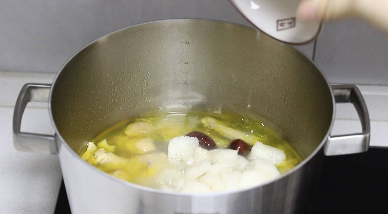 原创
竹荪鸡汤鲜美滋补,你却把它炖成了洗衣粉味儿,主要错在这一步