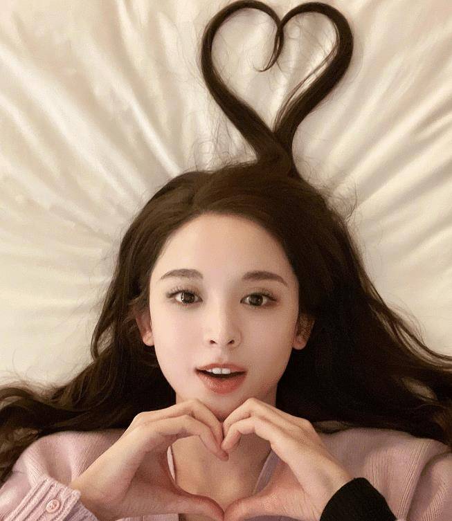 古力娜扎晒照片发量太抢眼看清她的发缝确定不是鞠婧祎同款