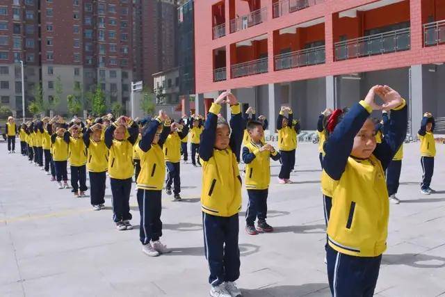 郑东新区永昌小学铸强健体魄迎建党百年