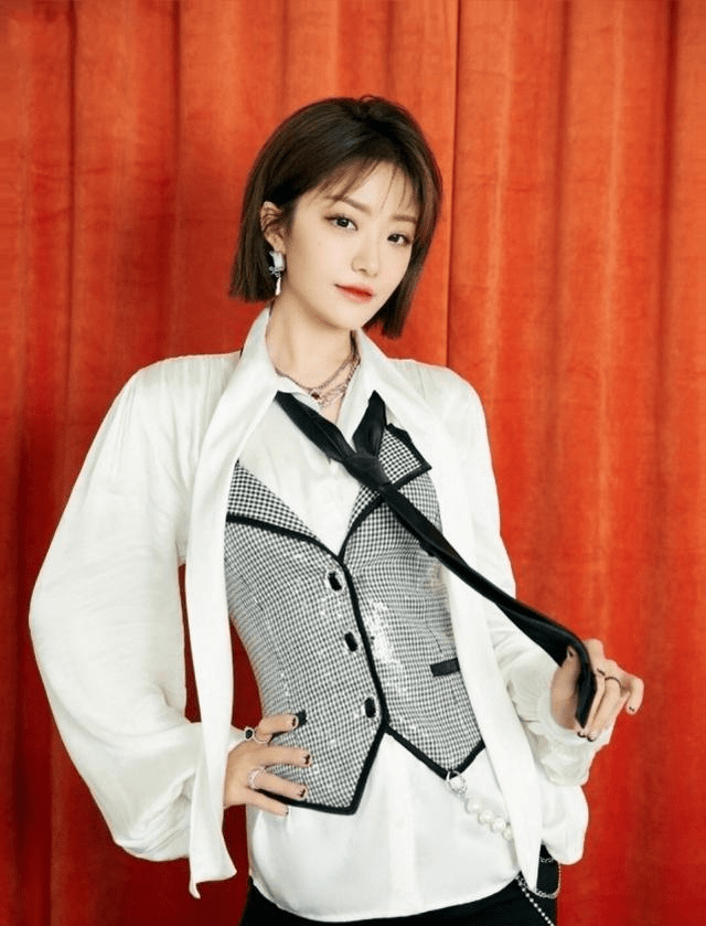 喻言去《青3》助演,特意剪齐刘海,酷姐变甜妹撩到学弟心动