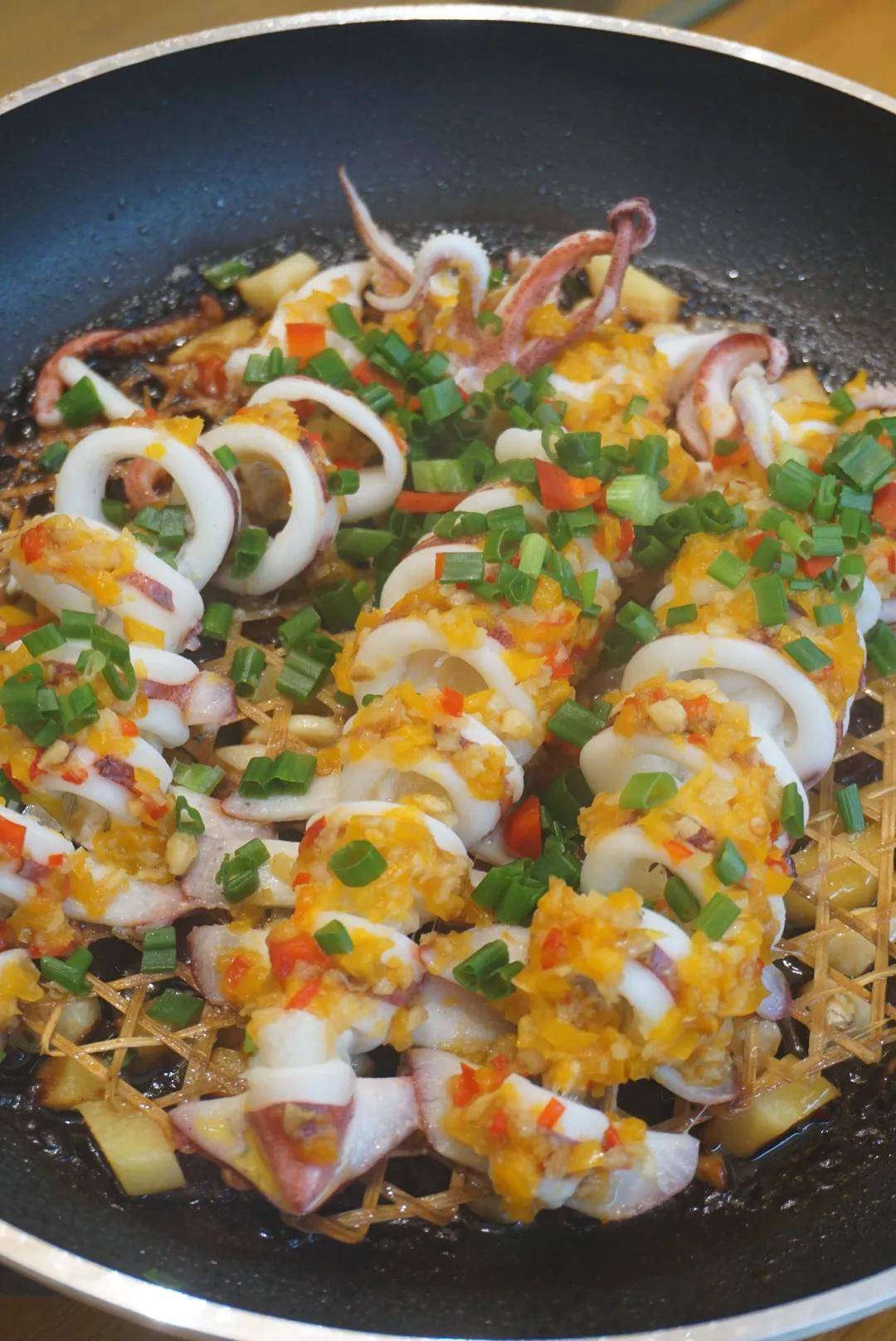 黄椒焗小管 小管肥厚弹牙,来自东山的小管加入黄椒调味,增加了鲜美