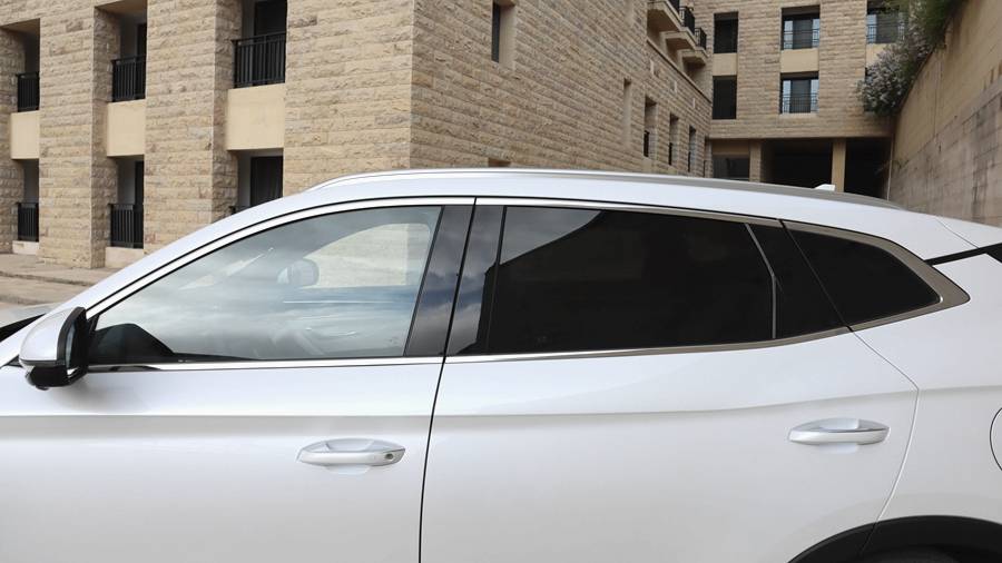 宋plus ev的后排采用隐私玻璃,即使不贴膜,也能有不错的隔热和保护