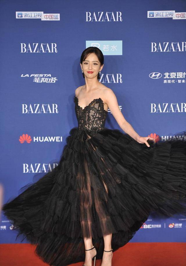原创佟丽娅才是性感尤物黑色透视裙秀凹凸身材美得让人忘不掉