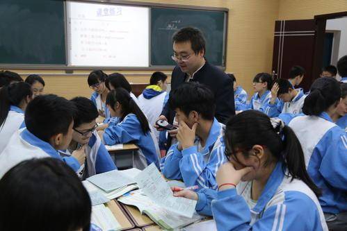 高中物理有多难同学们怎么说 c8fed993e441456fb8ef8e061ba9e8b4.jpeg