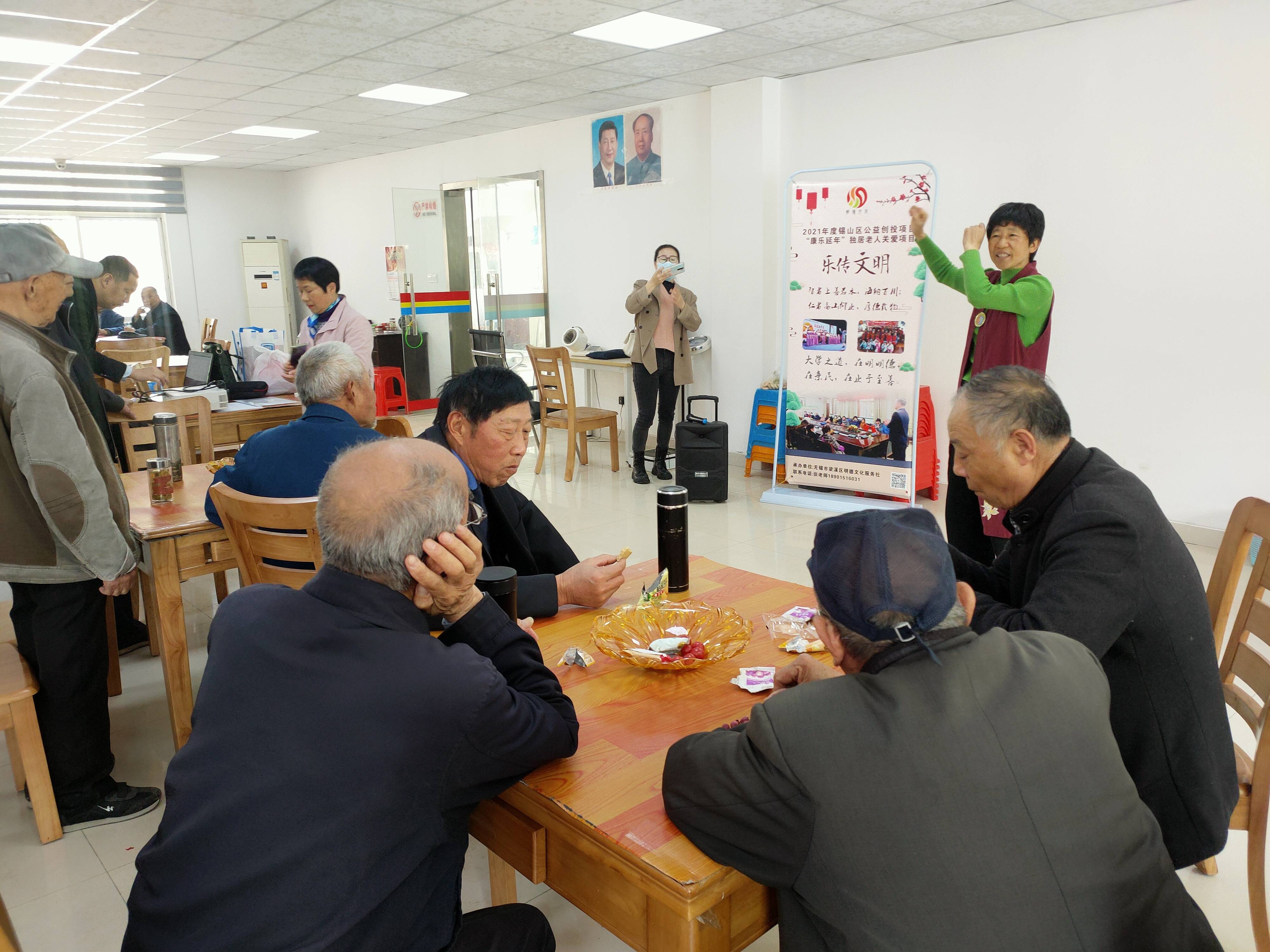 志願者們在廊下村委領導的支持下,將活動場地轉移到了廊下花苑的老年