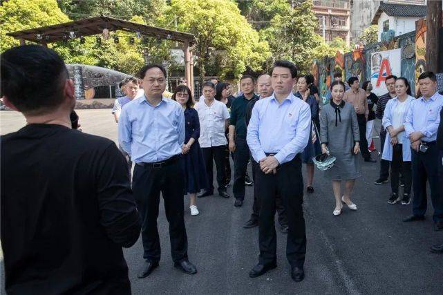 廖良辉带领花垣党政考察团在凤凰县考察文化旅游发展