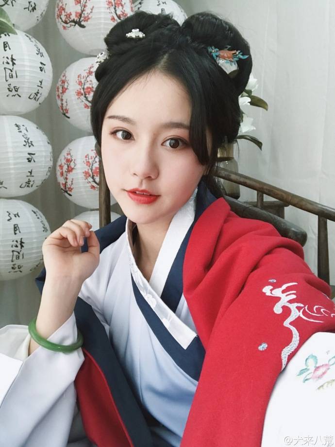 原创有个性的气质玉女《犬来八荒》，甜美写真让你想起初恋情人的青涩美好！